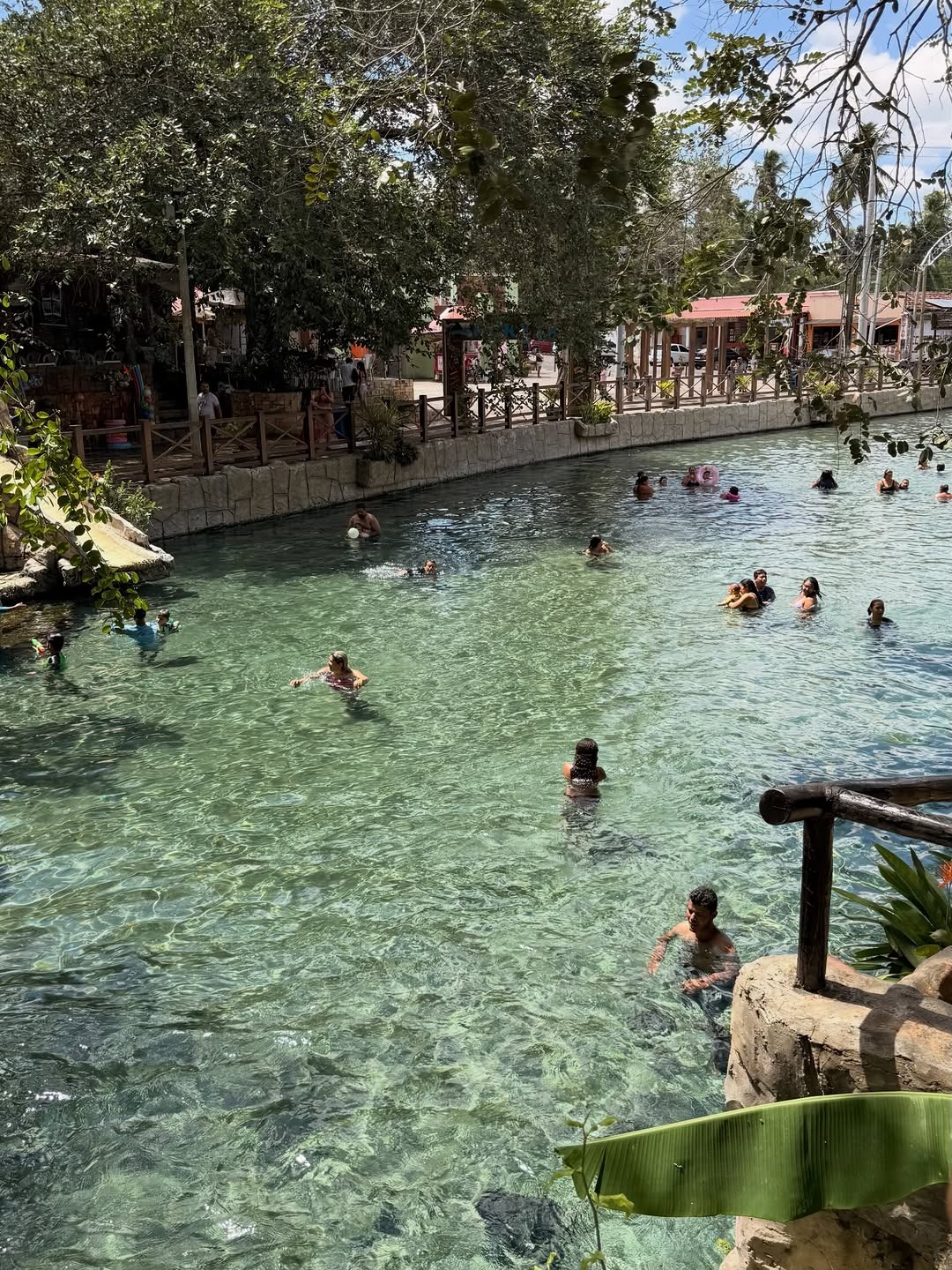 Banho no olheiro de águas cristalinas